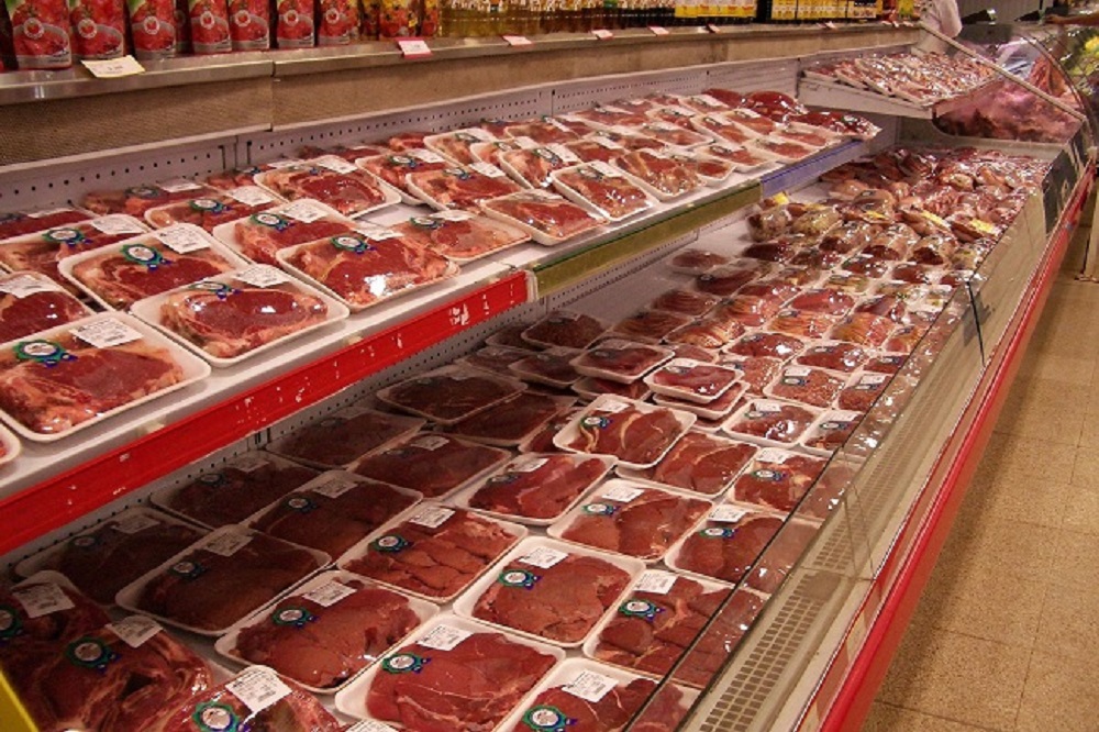 Hoewel de af-boerderijprijs de laatste maanden flink onder druk staat, is de prijs van varkensvlees in de winkel met 2% verder gestegen.