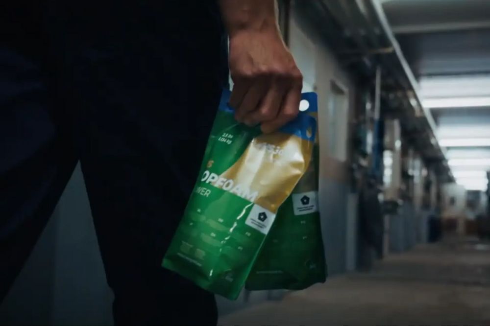 HyBag MS Schippers - persoon met HyBag in hand ingezoomd op product