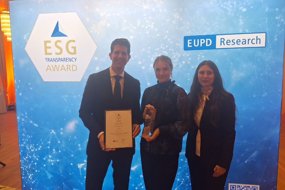 Willem Cranenbroek (Director Sustainability, Vion) en Alessia Lager (ESG Team, Vion) ontvingen de ESG Transparency Award tijdens de European Sustainability Week in Bonn, Duitsland, uitgereikt door een vertegenwoordiger van EUPD Group.